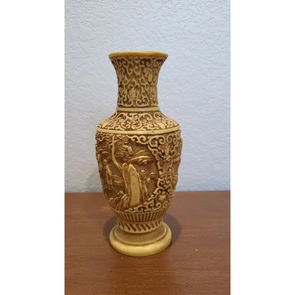 Asian Resin Vase‎